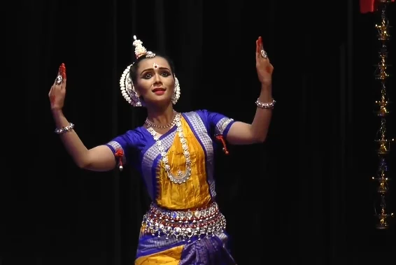 ODISSI DANCE FOR BEGINNERS I CHAUKA posture with explanation I Learn Indian  Classical dance online - YouTube