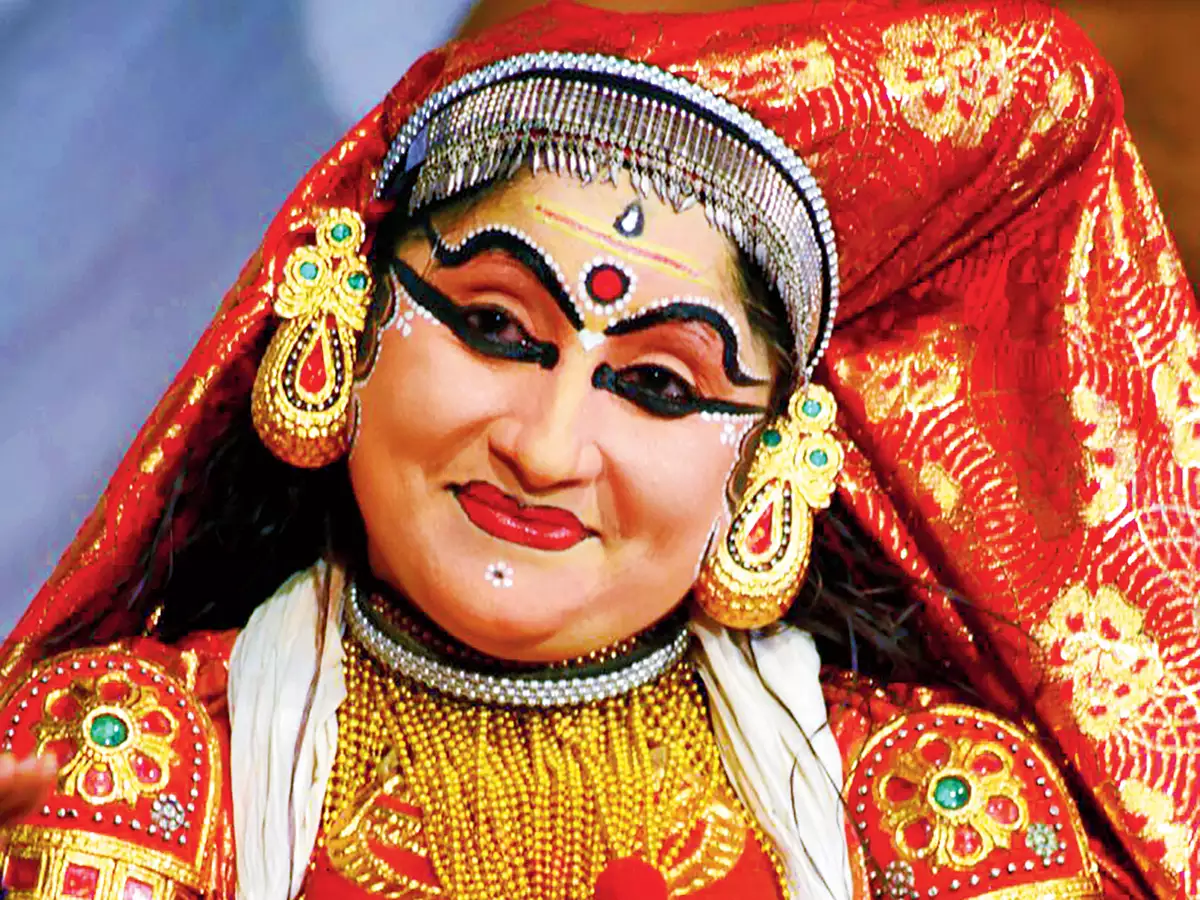 Sasikala Nedungadi: Sargam combines the authentic elements of mohiniyattam,  kathakali, sopana sangeetham | Kochi News - Times of India-kathakali vibrant dance character